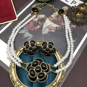 Conjunto de joyas de collar de perlas de doble capa estilo Hepburn retro camelia.