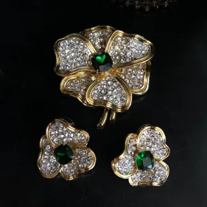 Vintage strass fleur broche et boucles d'oreilles ensemble detail bijoux luxueux.