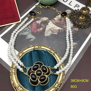 Elegante collar de perlas de doble capa con colgante de camelia negra estilo retro vintage joyas.