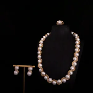 Conjunto de collar pendientes y anillo de perlas vintage con cadena dorada trenzada.