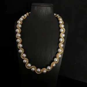 Collar gargantilla de perlas y cadena retorcida de metal estilo vintage para mujer.