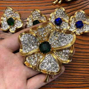 Ensemble de broche et boucles d'oreilles fleur en strass vintage, épingle rétro dorée élégante.