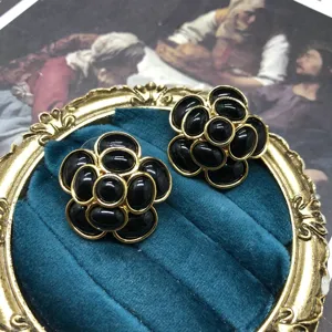 Pendientes de camelia negra vintage borde oro elegante diseño retro joya de moda.