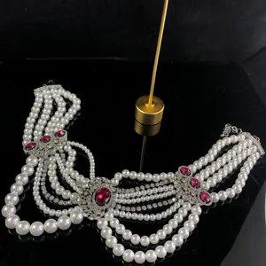 Collar de perlas multicapa vintage con gema rosa y estrases para un estilo elegante.