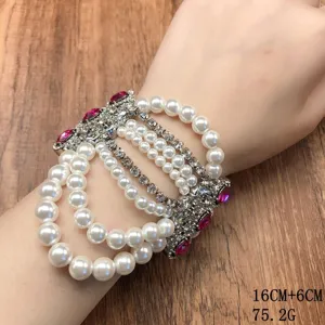 Vista detallada de la pulsera multicapa de perlas y pedrería que muestra un diseño muy elegante.