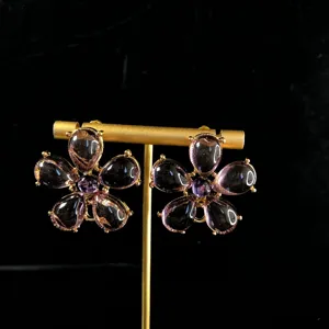 Vintage style flower resin earrings with sparkling stones, elegant and versatile jewelry gift.