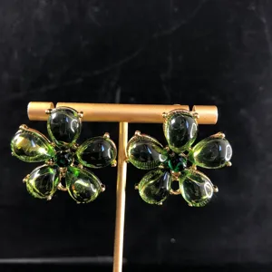 Vintage emerald green resin flower stud earrings gold tone elegant chic statement jewelry