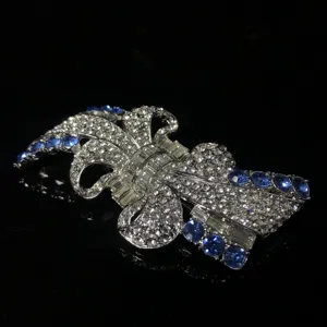 Squisita spilla vintage a fiocco con brillanti strass pavé e raffinati dettagli blu.