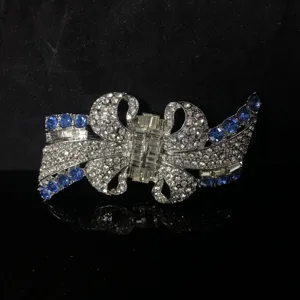 Spilla fiocco in cristallo stile vintage, strass squisiti con pietre blu eleganti.