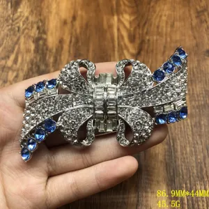 Spilla con fiocco vintage con strass scintillanti e cristalli blu, gioiello di moda elegante.