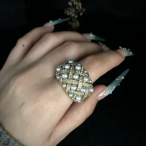 Vintage court style distressed gold pearl rhinestone inlaid ring versatile jewelry piece.