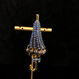 Detaillierte Ansicht der feinen Strass Regenschirm Brosche, elegante blaue Kristall Anstecknadel.
