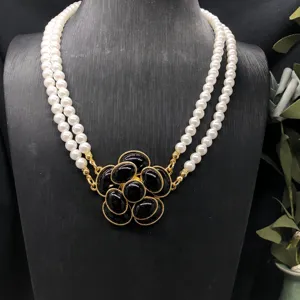 Retro collar de perlas de doble capa con colgante de camelia negra, detalle elegante.