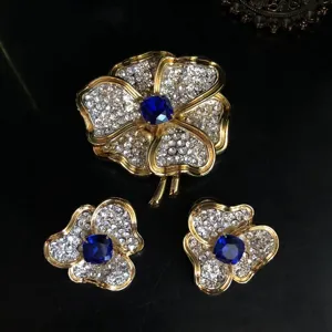 Vue détaillée de l'ensemble de broche et boucles d'oreilles fleur strass cristal vintage.