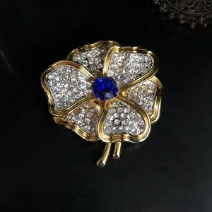 Gros plan détail de broche fleur strass luxe vintage avec cristaux brillants épingle.