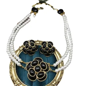 Elegante collar de perlas de doble capa vintage y pendientes de camelia negros.