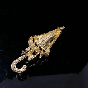 Exquisite goldfarbene Regenschirm Brosche Rückansicht, elegante Strass Anzug Accessoire Detail.