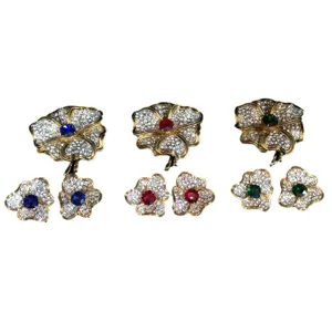 Ensemble broche et boucles d'oreilles fleur de luxe vintage, bijoux strass brillants.