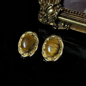 Vintage oval tiger eye earrings with twisted gold frame, retro retro style chic accessories.