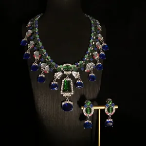 Exquisite European style statement rhinestone necklace and earrings jewelry set for women detail view.