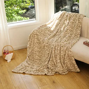 Accogliente coperta in flanella con stampa leopardata, morbido plaid per divano e salotto.