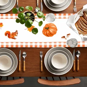 Cammino da tavola in lino autunnale per la decorazione della sala da pranzo festiva