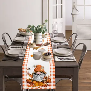 Runner da tavola autunnale del Ringraziamento con zucca e gnomo per decorazione sala da pranzo.