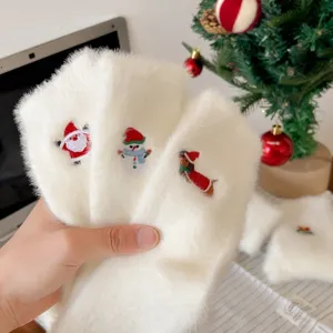 Chaussettes de Noël en peluche blanche douces pour femmes, jolies chaussettes chaudes brodées d'hiver.