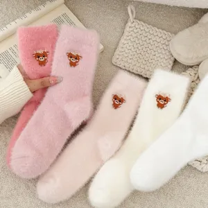 Chaussettes douillettes épaisses en peluche avec détail de broderie de vache mignonne.
