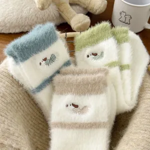 Chaussettes d'hiver duveteuses avec broderie animale mignonne et design thermique doux.
