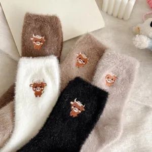 Chaussettes épaisses et chaudes en peluche douillette avec broderie de vache pour l'hiver.