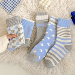 Vue détaillée chaussettes thermiques épaisses pour femmes avec motifs de cœurs et étoiles.