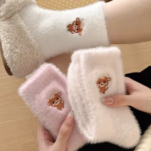 Vue détaillée chaussettes pelucheuses, broderie veau mignon dessin animé, tissu chaud hiver