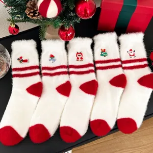 Calcetines navideños esponjosos de mujer, calcetines de invierno mullidos con bordados lindos.