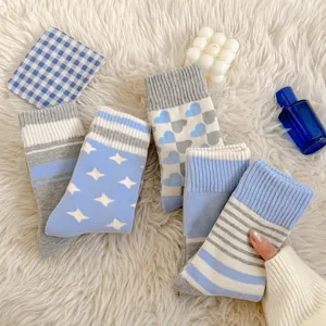 Vue détaillée de chaussettes d'hiver épaisses avec de jolis motifs d'étoiles et de cœurs.