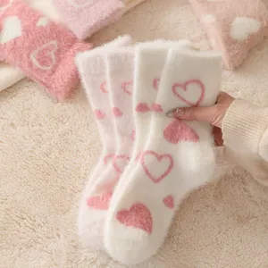 Chaussettes de Sol de Sommeil Chaudes en Peluche Épaissie pour Femmes Motif Cœur Doux Hiver Mi-Bas Polaire