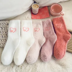 Chaussettes montantes d'hiver douillettes et duveteuses en peluche avec broderie cœur.