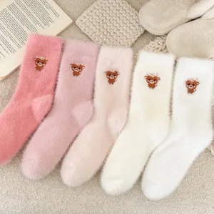 Chaussettes d'hiver douillettes en peluche avec broderie vache, confortables et chaudes.