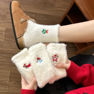 Chaussettes douces de Noël pour femmes, peluche chaude brodées pour la maison en hiver.