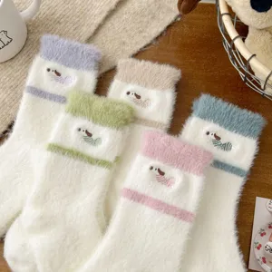Chaussettes d'hiver moelleuses avec broderie de petit chien et revers colorés et chauds.