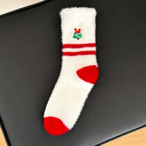 Calcetin de invierno grueso de felpa calido de mujer con bordado de arbol de navidad
