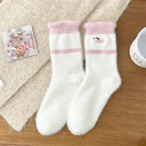 Chaussettes douillettes molletonnées d'hiver pour femmes avec charmante broderie cartoon.