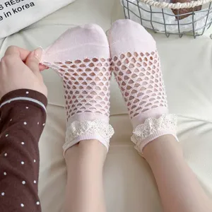 Primer plano de calcetines de malla de encaje rosa de verano, detalles transpirables.