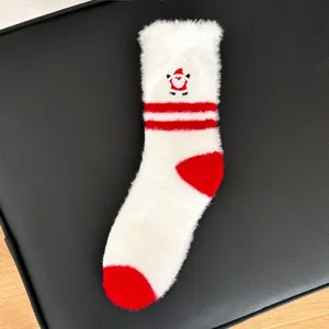Vista detallada de calcetines navideños de felpa gruesos y cálidos para mujer con bordado.