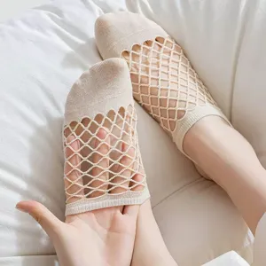 Vue détaillée de chaussettes courtes en résille pour femmes, design respirant élastique.