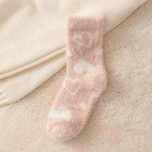 Chaussettes d'hiver roses en peluche avec motif cœur mignon, douces et confortables pour femmes.