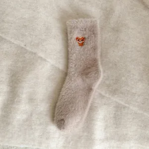 Chaussettes d'hiver chaudes et pelucheuses pour femmes avec broderie de vache mignonne.