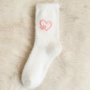 Chaussettes mi-hautes douillettes en peluche blanche avec cœur brodé rouge pour l'hiver à la maison.