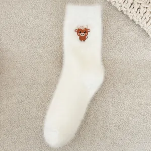 Chaussettes d'hiver épaisses et pelucheuses avec broderie de vache mignonne en détail