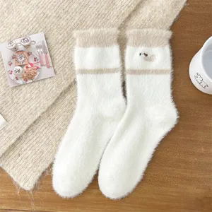Chaussettes d'hiver moelleuses femmes, chaussettes en peluche chaude avec jolie broderie mignonne.